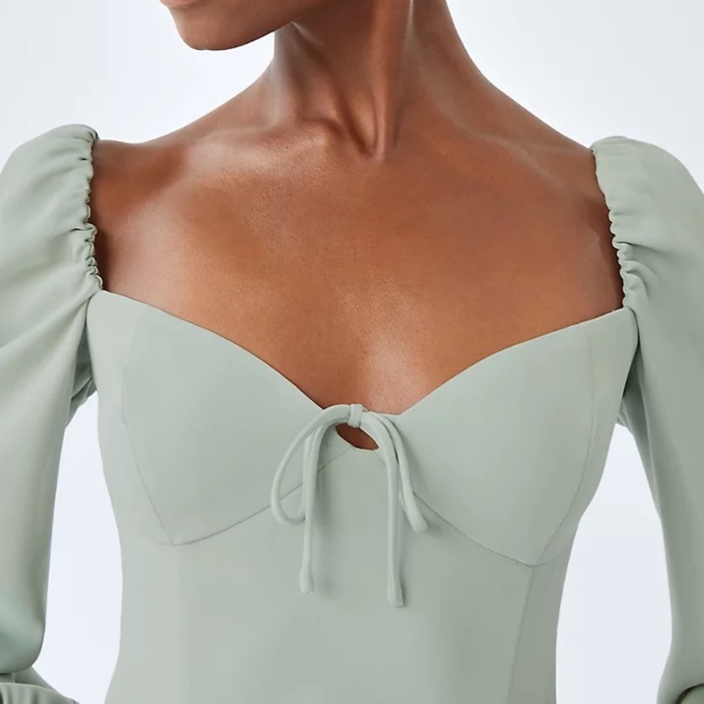 Wilfred Novella Blouse
Puff-sleeve sweetheart blouse